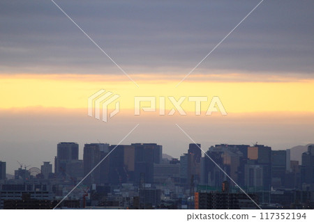 朝向梅田的建築物的晨景,日出 朝向梅田的建築物的晨景,日出 117352194