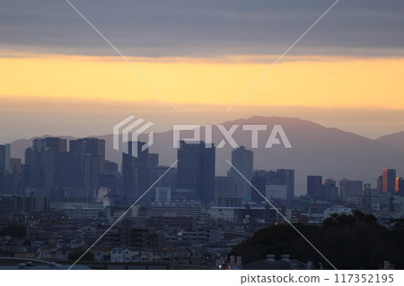 朝向梅田的建築物的晨景,日出 朝向梅田的建築物的晨景,日出 117352195