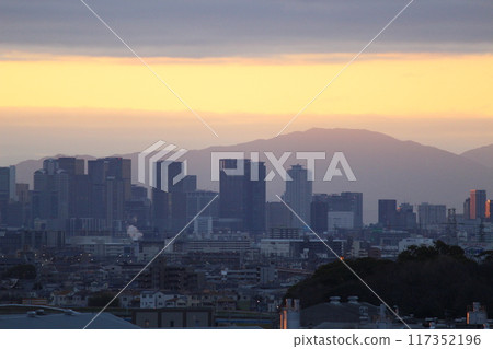 朝向梅田的建築物的晨景,日出 朝向梅田的建築物的晨景,日出 117352196