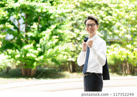 Businessman, extreme heat, heat stroke, water 117352249