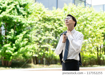 Businessman, extreme heat, heat stroke, water 117352255