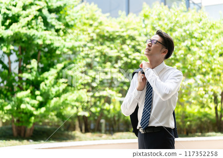 Businessman, extreme heat, heat stroke, water 117352258