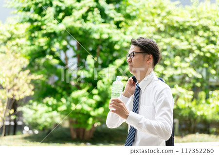 Businessman, extreme heat, heat stroke, water 117352260