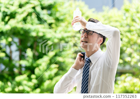 Businessman, extreme heat, heat stroke, water 117352263
