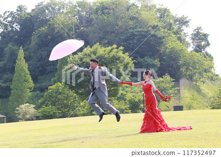 新娘身穿人魚線紅色禮服的寫真婚禮 個人婚禮外景拍攝 新娘身穿人魚線紅色禮服的寫真婚禮 個人婚禮外景拍攝 117352497