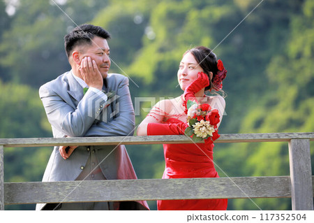 新娘身穿人魚線紅色禮服的寫真婚禮 個人婚禮外景拍攝 117352504