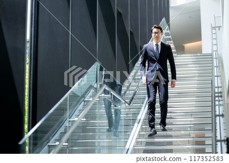 Businessman descending the stairs 117352583