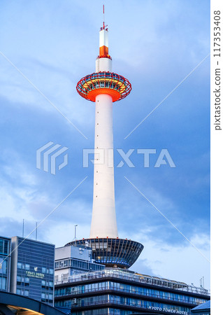 從京都站前看黃昏的京都塔（京都府京都市） 117353408