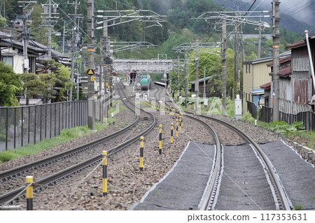 從JR中央本線那井車站附近的鐵路道口遠眺車站 117353631