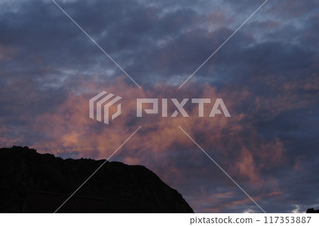 夏日山間轉瞬即逝的陽光燦爛的時刻 117353887