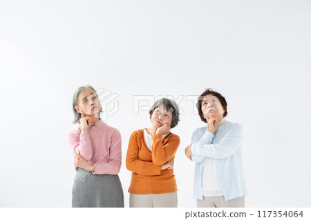 Worried senior woman 117354064