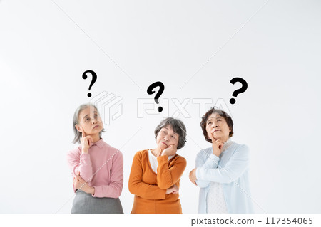 Worried senior woman 117354065
