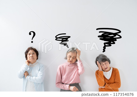 Worried senior woman 117354076