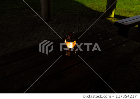 公園桌子上的古董燈籠 117354217