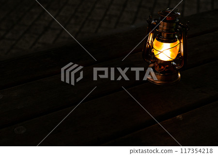 桌上的古董燈籠 桌上的古董燈籠 117354218