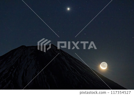 從毛無山看到的月亮和金星在富士山上空升起 117354527
