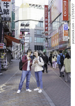 入境外國夫婦在澀谷觀光，垂直位置 117354727