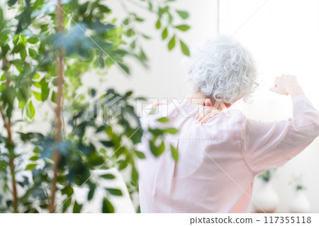 Senior woman suffering from stiff shoulders 117355118