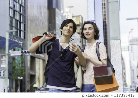 Inbound foreign tourist couple shopping in Ginza 117355412
