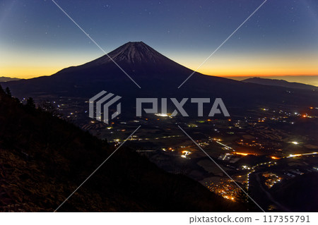從毛無山看到的富士山和朝霧高原的夜景 從毛無山看到的富士山和朝霧高原的夜景 117355791