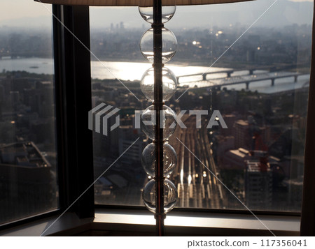 裝有玻璃檯燈的車窗（夕陽照耀的淀川附近的飯店） 117356041