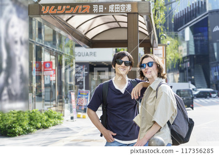 入境外國遊客夫婦站在銀座豪華巴士站 入境外國遊客夫婦站在銀座豪華巴士站 117356285