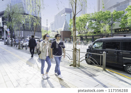Inbound: Foreign tourist couple walking along Ginza Sukiyabashi 117356288