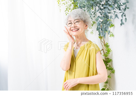 穿著黃色禮服的資深婦女 117356955