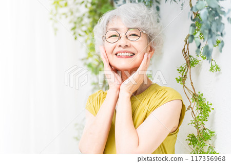 穿著黃色禮服的資深婦女 117356968