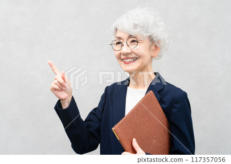 穿著西裝的高階女性商業形象 117357056