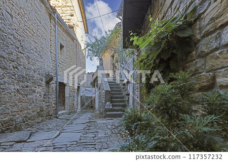 Picture from the town of Groznjan with idyllic cobbled streets and buildings made of natural stone 117357232