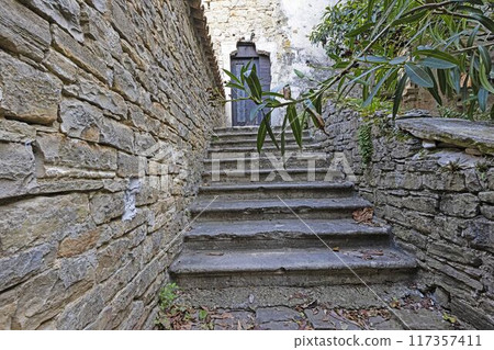 Picture from the town of Groznjan with idyllic cobbled streets and buildings made of natural stone Picture from the town of Groznjan with idyllic cobbled streets and buildings made of natural stone 117357411