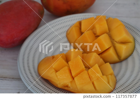 小石原燒盤上的台灣芒果 117357877