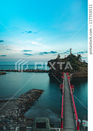 [夏季]黎明的弁天岩[糸魚川市] 117358511