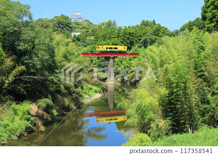 以大瀧城為背景的夷隅鐵道“跨越夷隅川的列車和鐵橋” 117358541