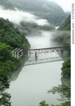 只見川三橋被霧氣籠罩 117358706