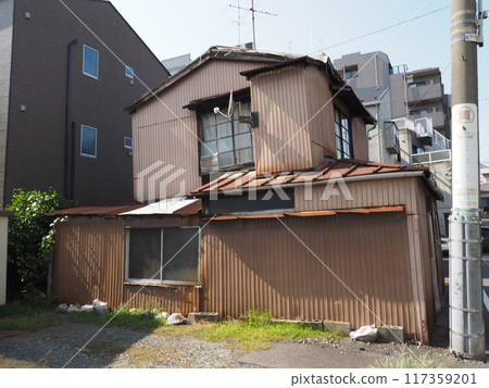 夏天，八月，傾斜的軍營，但有人居住，東京大田區 117359201