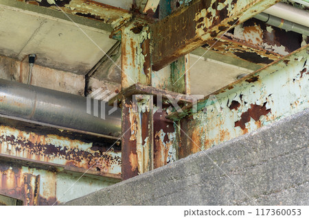 橋樑梁被腐蝕的鋼框架 橋樑梁被腐蝕的鋼框架 117360053