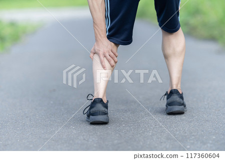 腿抽筋、抽筋、抽筋、身體部位、部位 117360604