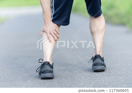 腿抽筋、抽筋、抽筋、身體部位、部位 117360605