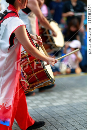 在夜來敲擊日本鼓 117361294