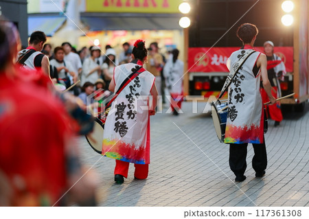 在夜來敲擊日本鼓 在夜來敲擊日本鼓 117361308