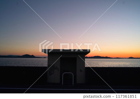 瀨戶內海的日落和空蕩蕩的巴士站 瀨戶內海的日落和空蕩蕩的巴士站 117361851