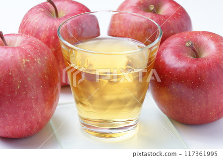 Apple juice 117361995