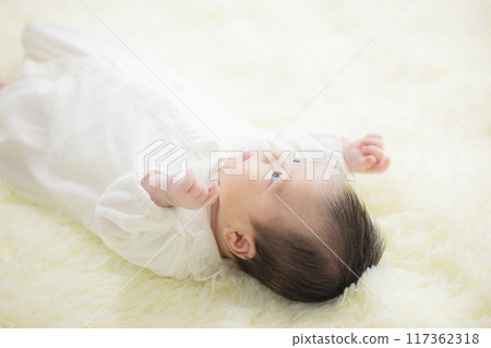 穿著白色連身褲的嬰兒 117362318