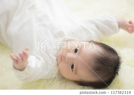 穿著白色連身褲的嬰兒 117362319