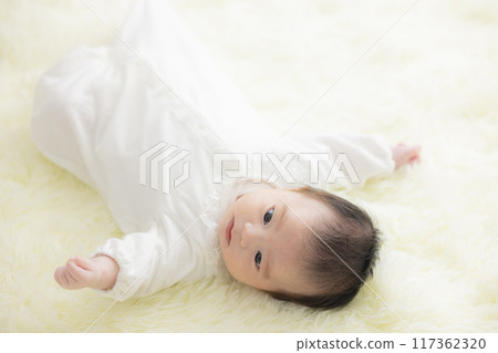 穿著白色連身褲的嬰兒 117362320