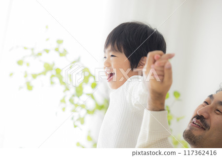 男孩和家人 117362416