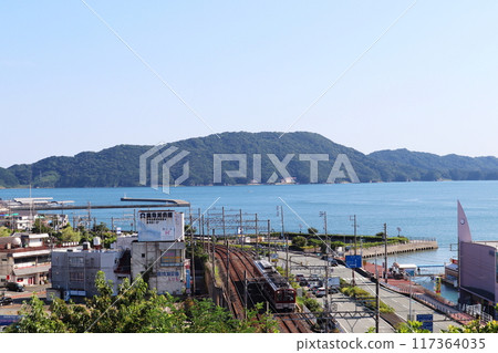 從城山公園看到的鳥羽城遺址鳥羽灣和近鐵志摩線列車 117364035