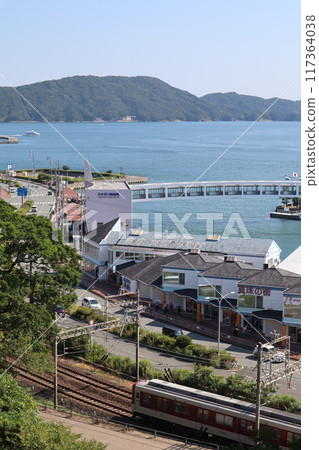 從城山公園看到的鳥羽城遺址鳥羽灣和近鐵志摩線列車 117364038
